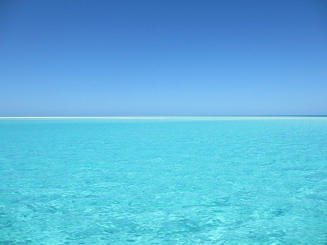 Tyrkysovo modré more a jasná obloha.jpg