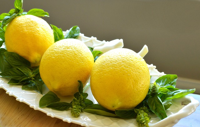 citróny položené na miske.jpg
